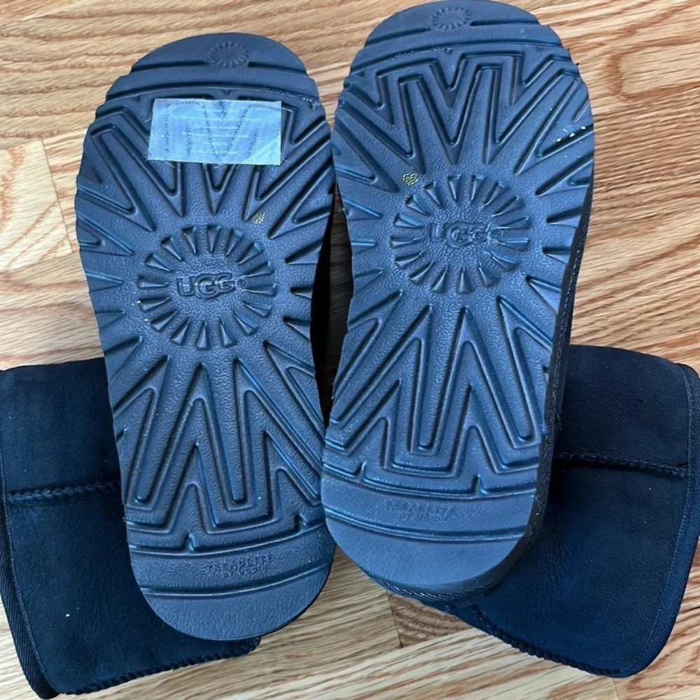 NWT Ugg Classic Short ll in Black Size 7